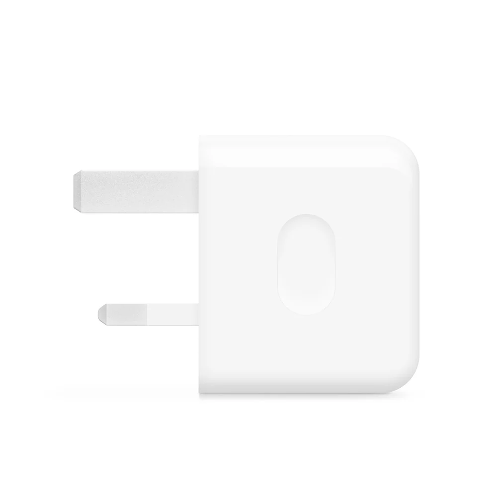 شاحن Apple 40W Dynamic بقدرة قصوى 60 واط – معتمد من TDRA، شحن iPhone 17 حتى 50% في نحو 20 دقيقة (اختبارات Apple)، قابس إماراتي ثلاثي، الكابل يُباع منفصلًا 6 منظر جانبي لشاحن Apple 40W Dynamic يظهر القابس البريطاني الثلاثي