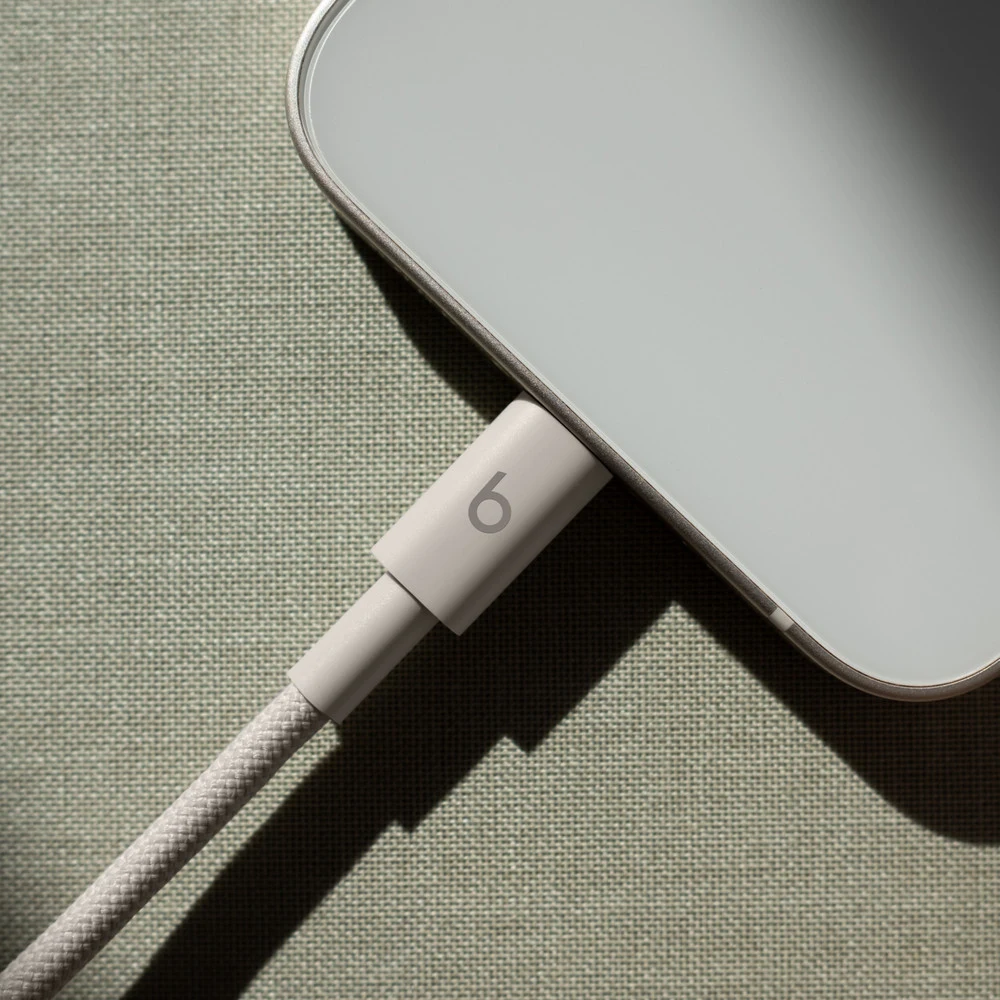 كابل Beats USB-C إلى Lightning Surge Stone – ضفيرة أوف وايت 1.5 متر، شحن سريع لطرازات iPhone وiPad مختارة، CarPlay، طرفان مقوّيان 7 كابل Beats Lightning بلون Surge Stone يشحن iPhone