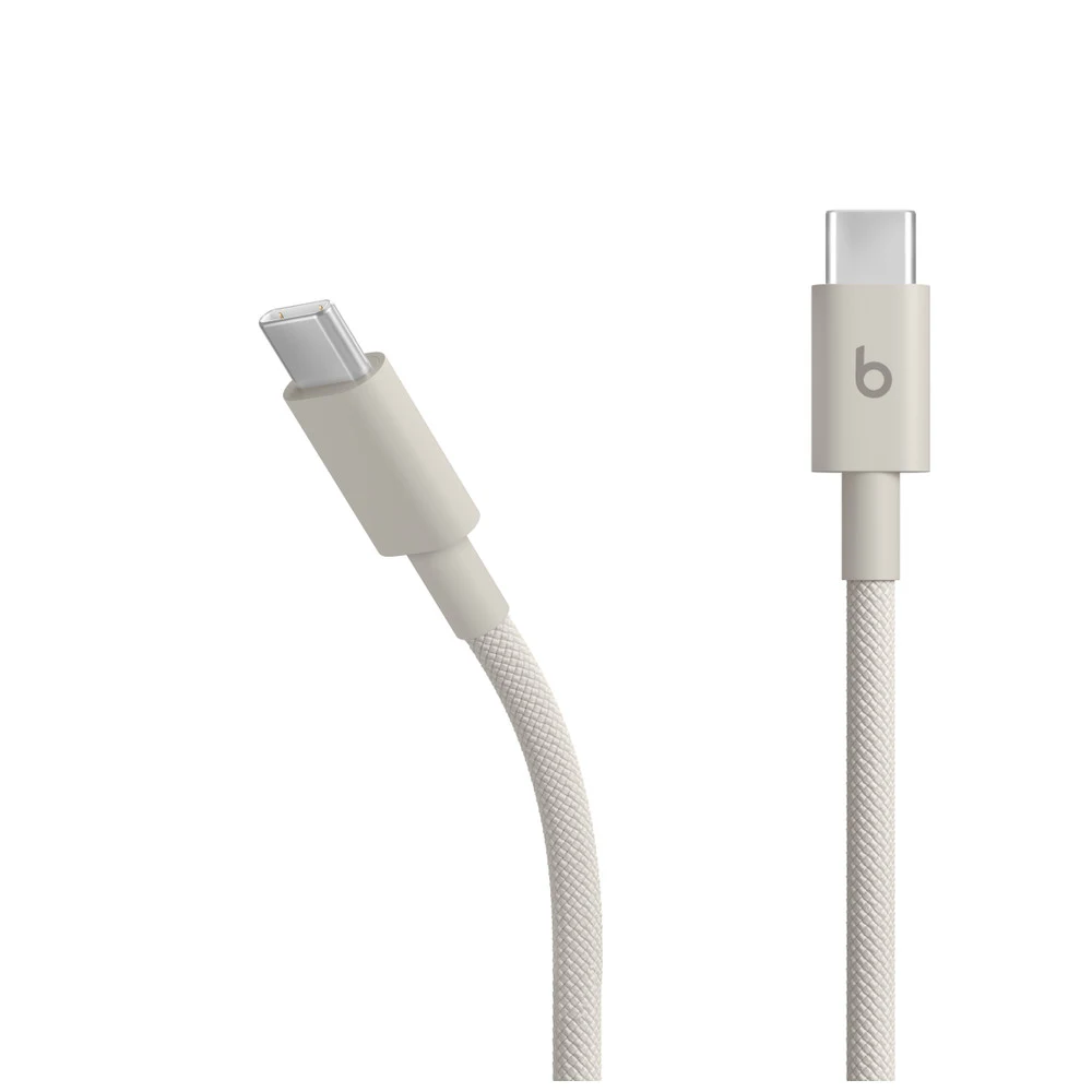 كابل Beats USB-C إلى USB-C Surge Stone – ضفيرة أوف وايت 1.5 متر، شحن سريع حتى 60 واط، بيانات USB 2.0، طرفان مقوّيان 6 لقطة قريبة لطرفي USB-C في كابل Beats بلون Surge Stone