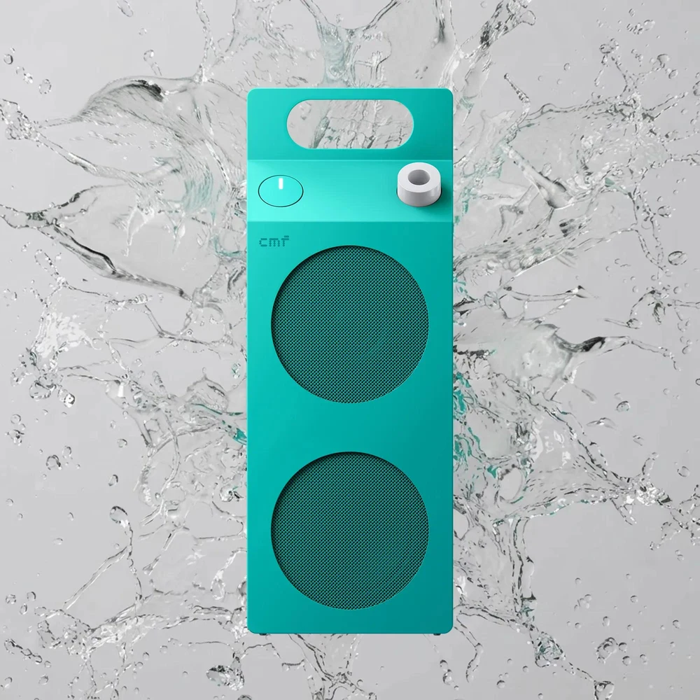 مكبر صوت CMF Speaker M Turquoise – صوت 35 واط بمكبرين، مقاوم للماء IP68، تشغيل حتى 18 ساعة، Bluetooth 6.0، وضع الحفلة Auracast 6 مكبر صوت CMF Speaker M الفيروزي وسط رذاذ الماء