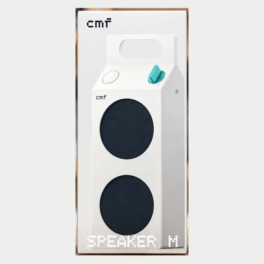 مكبر صوت CMF Speaker M White – ووفر وتويتر بقدرة 35 واط، صوت USB-C دون فقدان، Wide Soundstage، حماية IP68، حتى 18 ساعة، Bluetooth 6.0 7 مكبر صوت CMF Speaker M الأبيض داخل غرفة مع وحدة فيروزية وصديقتين تضحكان