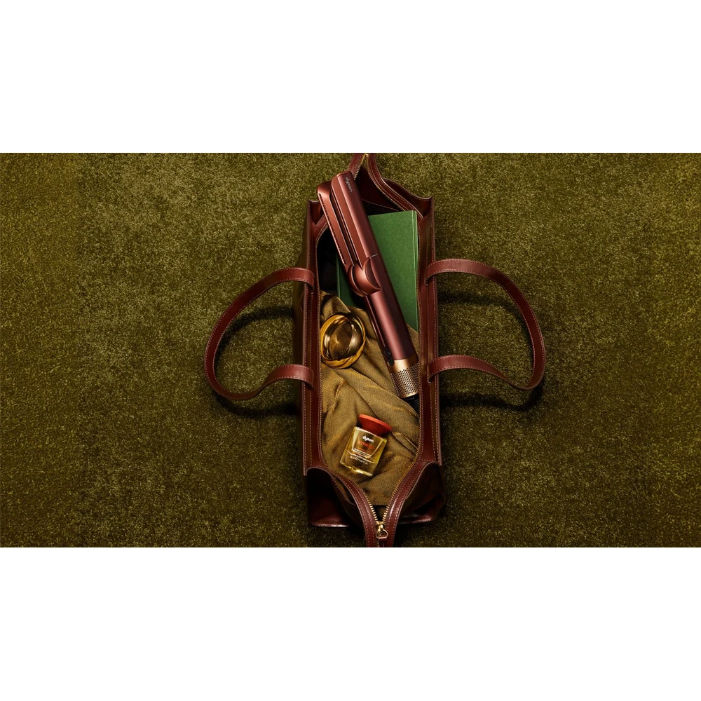 مكواة شعر هوائية Dyson Airstrait HT03 بلون Plum/Copper – تجفف وتفرد الشعر المبلل بالهواء، مشط مدمج، دون ألواح ساخنة، 1600 واط، حقيبة حفظ، قابس أوروبي ثنائي 10 مكواة شعر هوائية Dyson Airstrait HT03 Plum Copper أثناء الاستعمال