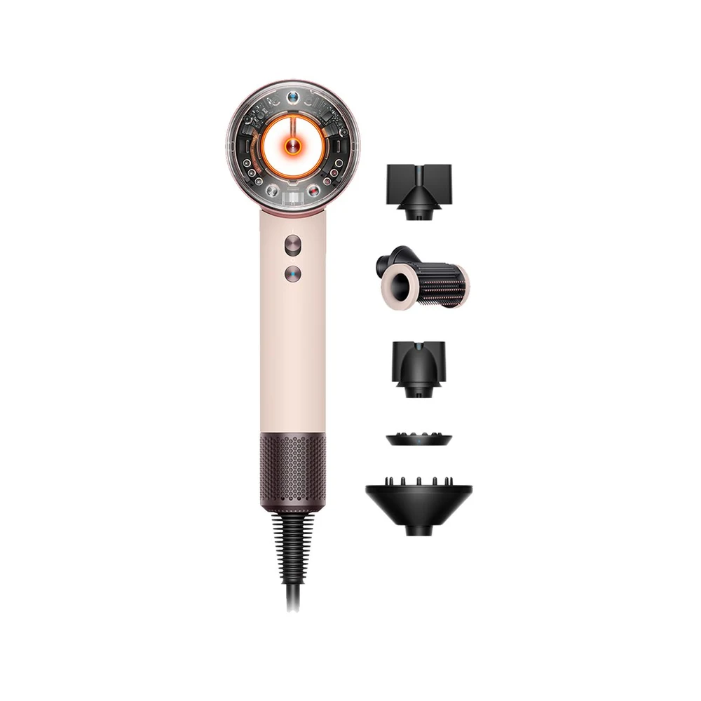 مجفف شعر Dyson Supersonic Nural HD16 بلون Ceramic Pink/Rose Gold – إصدار Straight+Wavy، حماية فروة الرأس عند 55 درجة، تعلّم الملحقات، إيقاف الحرارة عند وضعه، 5 ملحقات، قابس بريطاني ثلاثي 9 مجفف شعر Dyson Supersonic Nural Ceramic Pink من الجانب