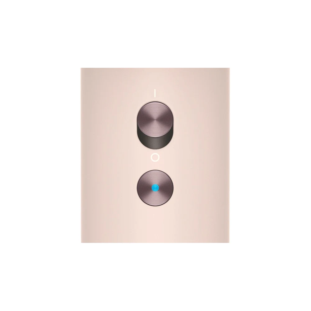 مجفف شعر Dyson Supersonic Nural HD16 بلون Ceramic Pink/Rose Gold – إصدار Straight+Wavy، حماية فروة الرأس عند 55 درجة، تعلّم الملحقات، إيقاف الحرارة عند وضعه، 5 ملحقات، قابس بريطاني ثلاثي 12 مجفف شعر Dyson Supersonic Nural Ceramic Pink أثناء الاستعمال