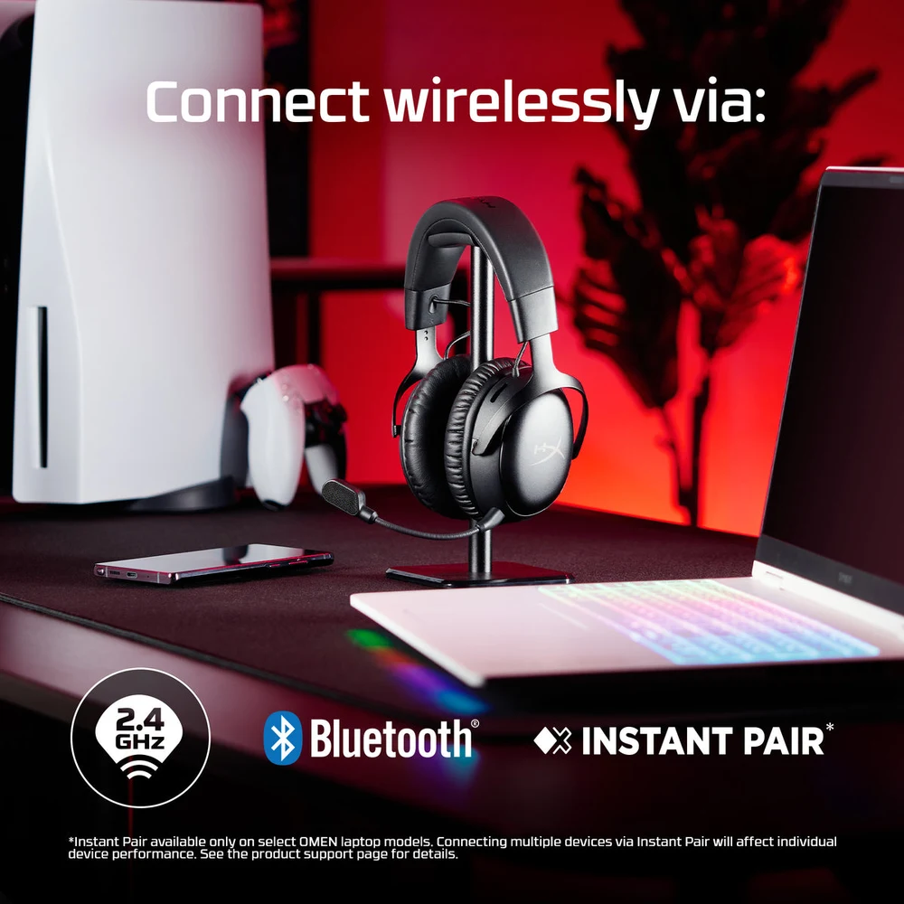 HyperX Cloud III S Wireless Black - 120H Battery, 2.4GHz + Bluetooth, DTS Spatial Audio, 53mm Drivers, Metal Frame 8 HyperX Cloud III S Wireless Black in use