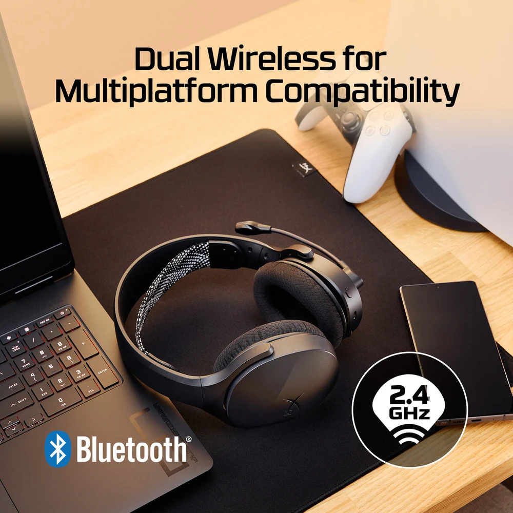 HyperX Cloud Jet Wireless Black - Dual Wireless 2.4GHz + BT 5.3, 40mm Drivers, 25H Battery, Swivel-to-Mute Mic 8 HyperX Cloud Jet Wireless Black in use