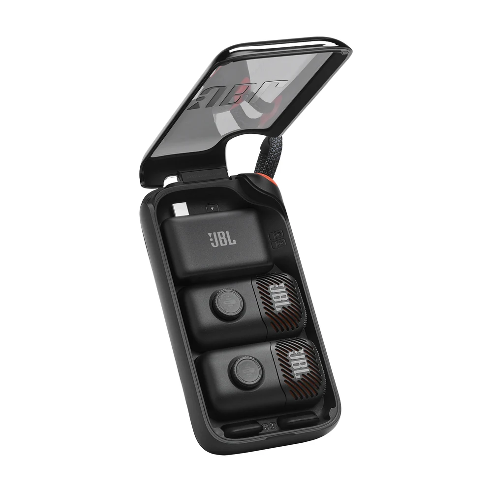 ميكروفونا JBL EasySing Mic Mini Duo – ميكروفونان لاسلكيان للكاريوكي بمشبك، إزالة صوت المغني بالذكاء الاصطناعي، حتى 6 ساعات، علبة شحن، متوافق مع Flip 7 وCharge 6 وPartyBox 9 علبة شحن ميكروفون JBL EasySing Mic Mini Duo مفتوحة مع الميكروفونين والدونجل