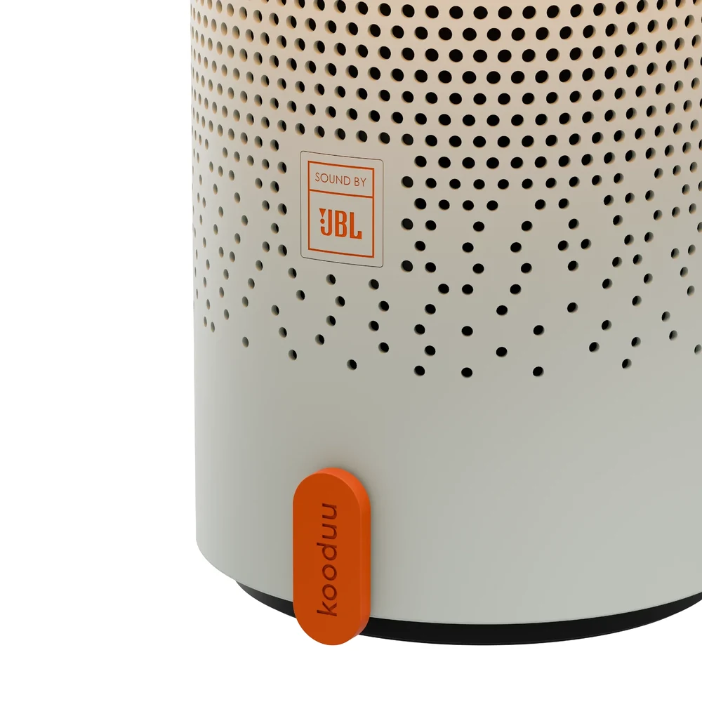مصباح Kooduu Sensa PLAY Cloudy White بالحجم الكامل – سماعة SOUND BY JBL بقدرة 10 واط وصوت 360 درجة، ضوء دافئ 150 لومن بتعتيم متدرج، بطارية حتى 11 ساعة، قاعدة شحن USB-C 9 Sensa PLAY Cloudy White بصوت SOUND BY JBL