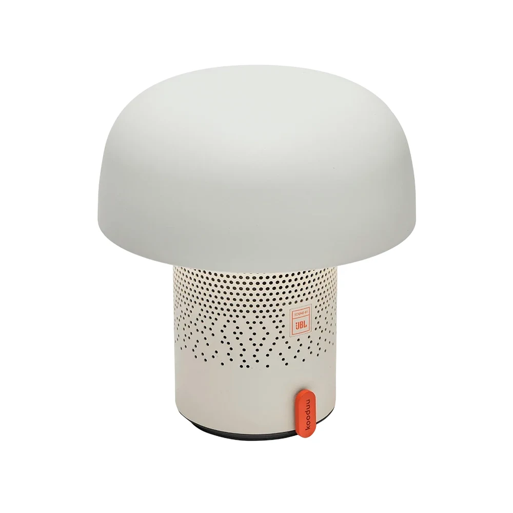 مصباح Kooduu Sensa PLAY Cloudy White بالحجم الكامل – سماعة SOUND BY JBL بقدرة 10 واط وصوت 360 درجة، ضوء دافئ 150 لومن بتعتيم متدرج، بطارية حتى 11 ساعة، قاعدة شحن USB-C 10 Sensa PLAY الأبيض مضاء