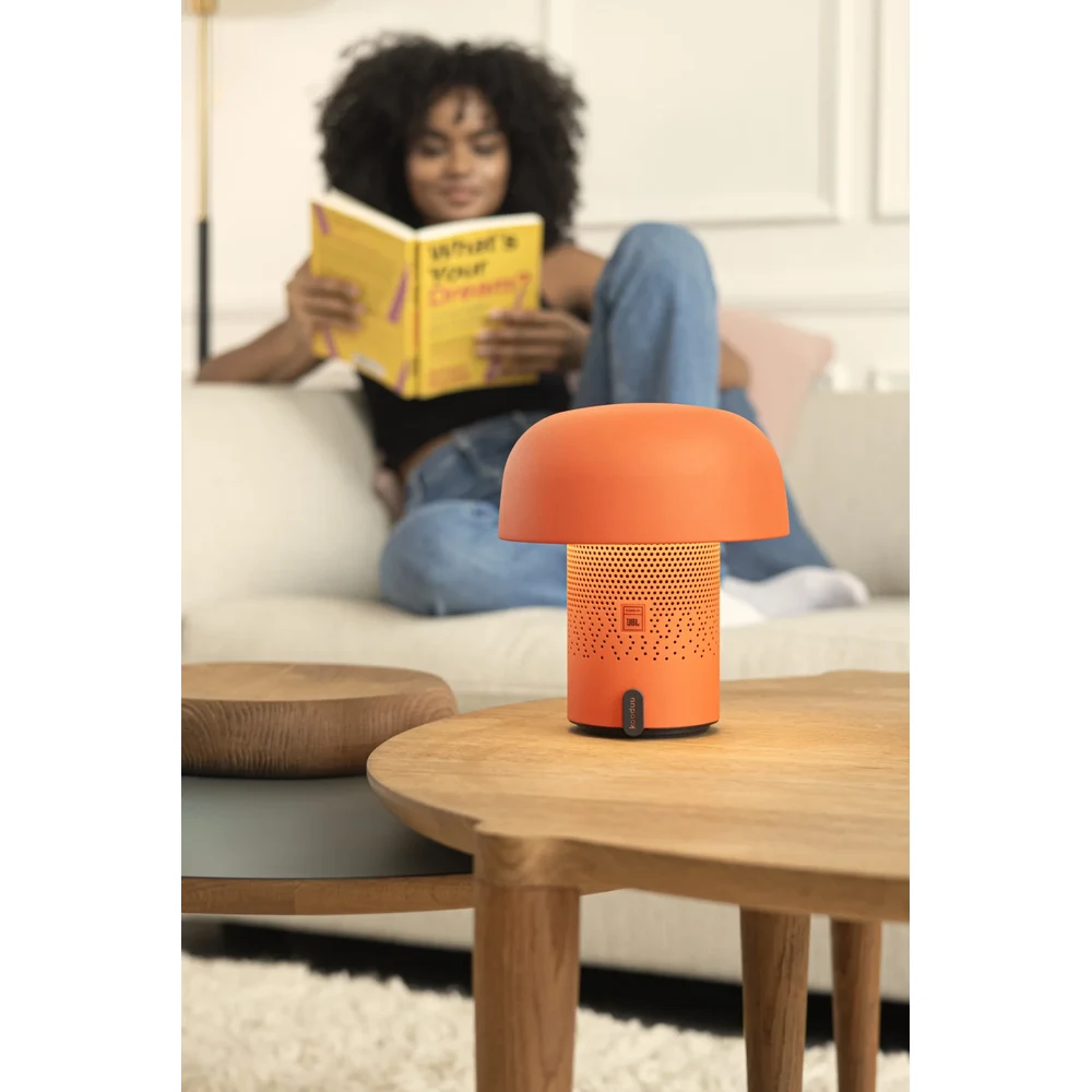 مصباح Kooduu Sensa PLAY Orange بالحجم الكامل – سماعة SOUND BY JBL بقدرة 10 واط وصوت 360 درجة، إضاءة دافئة 150 لومن قابلة للتعتيم، بطارية حتى 11 ساعة، قاعدة شحن 11 مصباح Kooduu Sensa PLAY البرتقالي