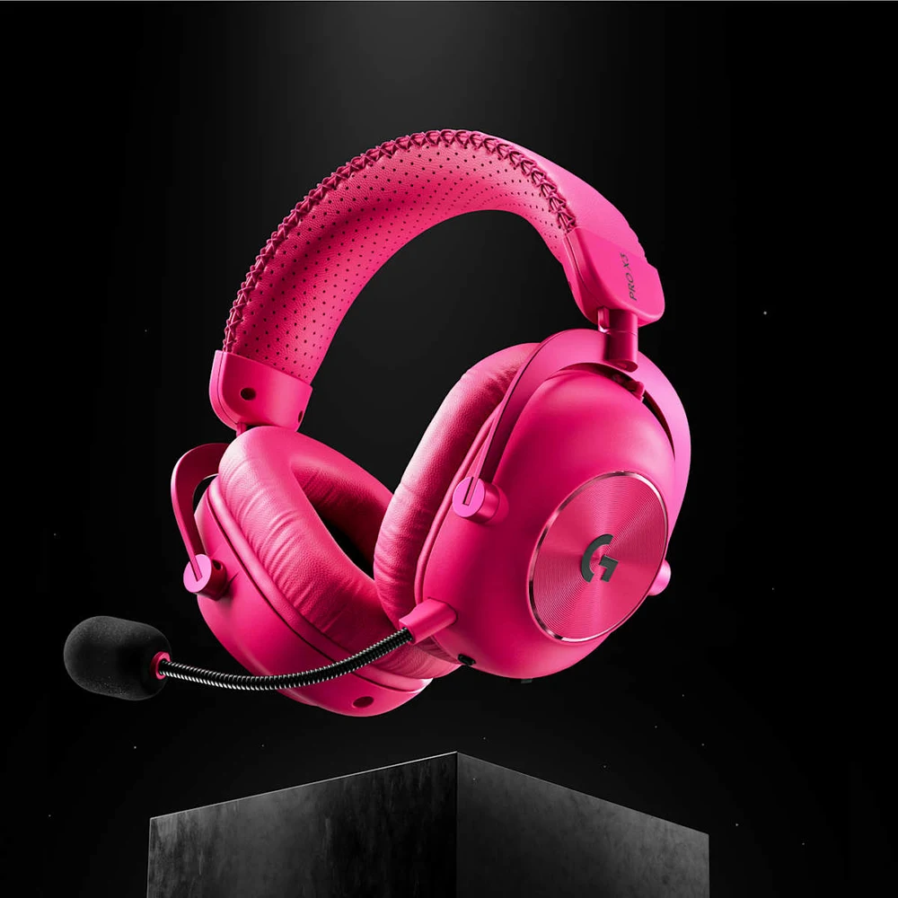 سماعة Logitech PRO X3 LIGHTSPEED Magenta اللاسلكية للألعاب – ميكروفون 48 كيلوهرتز قابل للفصل مع BLUE VO!CE، سماعات PRO-G GRAPHENE بقطر 50 مم، حتى 70 ساعة 7 سماعة Logitech PRO X3 LIGHTSPEED باللون الماجنتا ضمن إعداد ألعاب