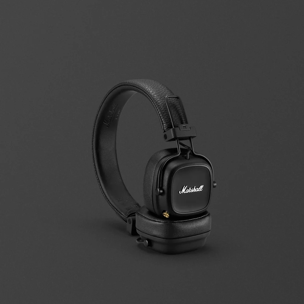 Marshall Major IV Black - On-Ear Wireless Headphones, 80H Battery, Wireless Charging, Foldable 165g 5 Marshall Major IV Black in use