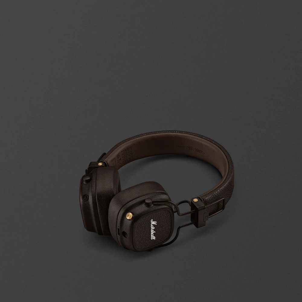 Marshall Major V Brown - On-Ear Wireless Headphones, 100H Battery, Wireless Charging, Bluetooth 5.3 5 Marshall Major V Brown in use
