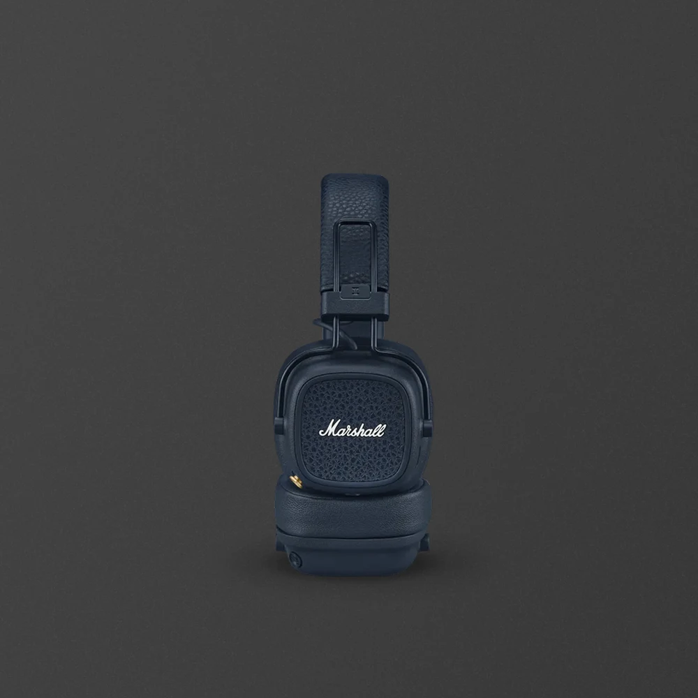 Marshall Major V Midnight Blue - On-Ear Wireless Headphones, 100H Battery, Wireless Charging, Bluetooth 5.3 5 Marshall Major V Midnight Blue in use