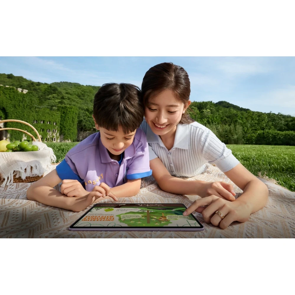 HUAWEI MatePad 11.5 2025 PaperMatte 8GB/256GB Wi-Fi Space Gray + M-Pen lite + Smart Keyboard – TDRA UAE Version, Family Tablet, Anti-Glare 2.5K Screen, Quad Speakers, 10,100 mAh 8 Children watching and playing on the MatePad 11.5 2025 outdoors