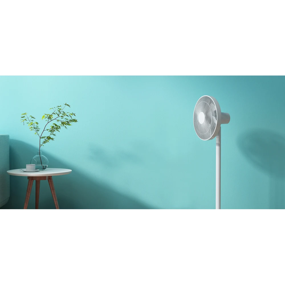 مروحة Mi Smart Standing Fan 2 – محرك DC بقدرة 15 واط، شفرات مزدوجة 7+5، دوران 140°، 100 مستوى سرعة بالتطبيق، مدى 14 مترًا 7 مروحة Mi Smart Standing Fan 2 في غرفة معيشة مشرقة