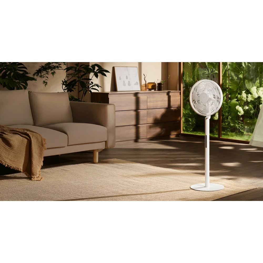 مروحة Mijia Smart Standing Fan Pro Slim – رأس نحيف 8.7 سم، طاقة USB-C بجهد 12 فولت، 8 أنماط رياح طبيعية، تدفق 25 م³/دقيقة، تحكم مغناطيسي 7 مروحة Mijia Smart Standing Fan Pro Slim بجانب الأريكة في غرفة المعيشة