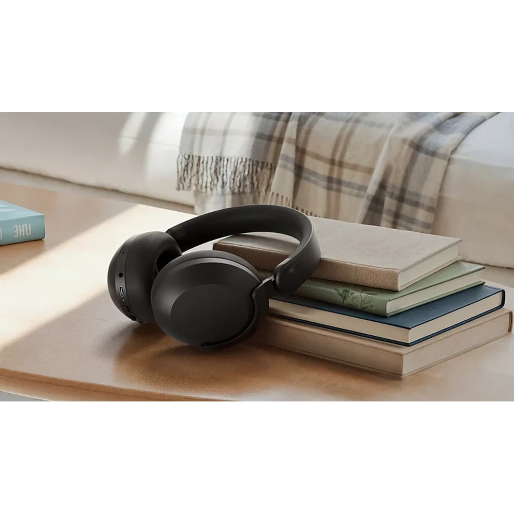 سماعات Philips TAH8000 Black – عزل ضوضاء تكيفي ANC Pro+، حتى 70 ساعة تشغيل، ترميز LDAC وLC3 عالي الدقة، بلوتوث 5.4 متعدد الأجهزة، حقيبة سفر صلبة 8 شخص يرتدي سماعات Philips TAH8000