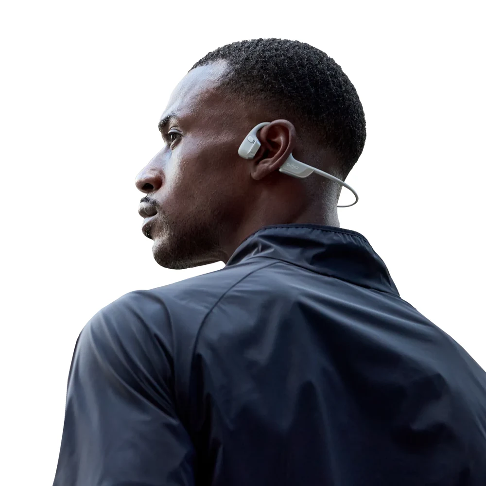 سماعات Shokz OpenRun Pro 2 Mini Silver – سماعات مفتوحة بطوق صغير، توصيل عظمي DualPitch، ميكروفونات بتقليل ضوضاء ذكي، اتصال متعدد، بطارية 12 ساعة 9 سماعات Shokz OpenRun Pro 2 الفضية من الخلف مع ظهور الطوق