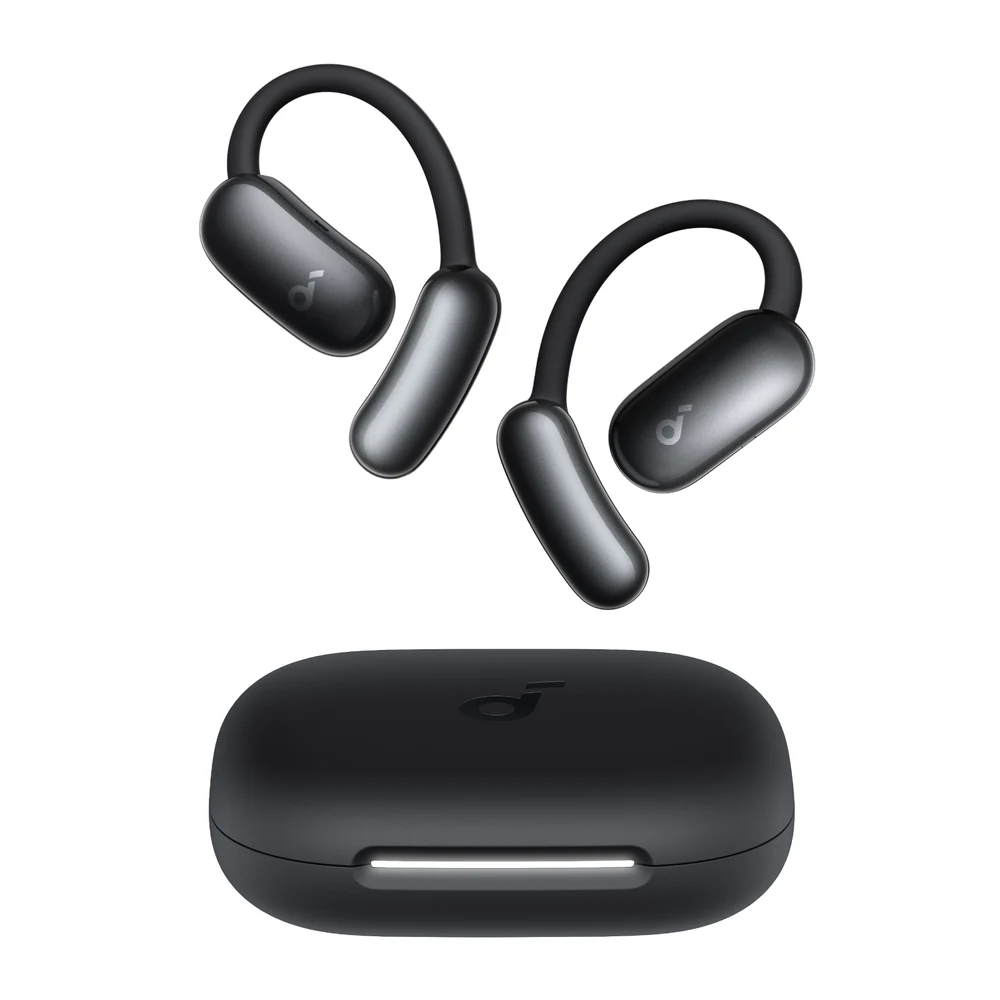 سماعات soundcore AeroFit 2 AI Assistant باللون الأسود Jet Black – مساعد صوتي «Hey Anka»، ترجمة في الاتجاهين لـ 100 لغة، اتصال بالهاتف والحاسوب معاً، LDAC، علبة شحن لاسلكي 7 سماعات soundcore AeroFit 2 AI Assistant Black المفتوحة مع علبة الشحن