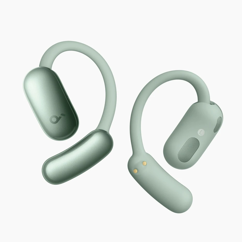 سماعات soundcore AeroFit 2 AI Assistant باللون الأخضر Sage Green – مساعد صوتي «Hey Anka»، ترجمة فورية لـ 100 لغة، خطافات أذن بأربعة مستويات، LDAC، IP55، حتى 35 ساعة مع العلبة 7 سماعات soundcore AeroFit 2 AI Assistant Green المفتوحة مع علبة الشحن