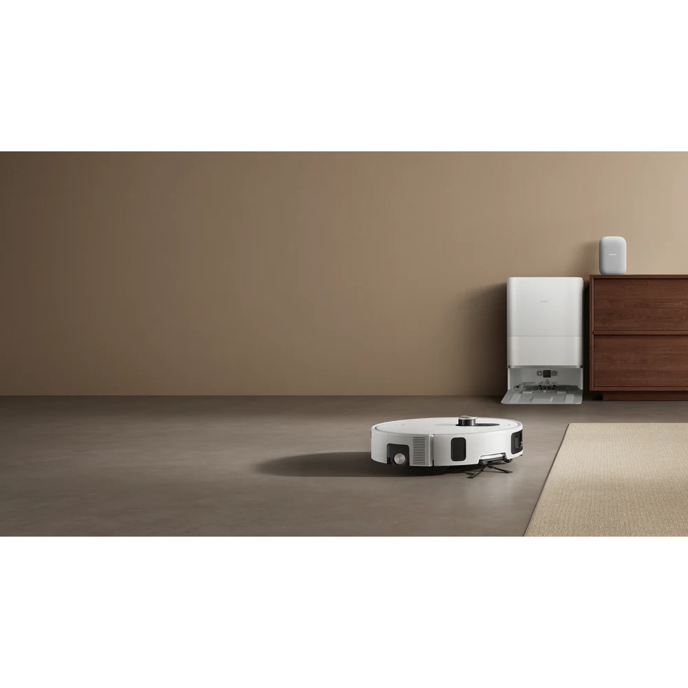 مكنسة Xiaomi Robot Vacuum 6 Pro – شفط حتى 30000Pa وثلاث كاميرات ذكية وغسل الممسحة بحرارة 85°C وصعود عتبات 3cm 9 مكنسة Xiaomi Robot Vacuum 6 Pro تنظف أرضية غرفة المعيشة قرب محطتها